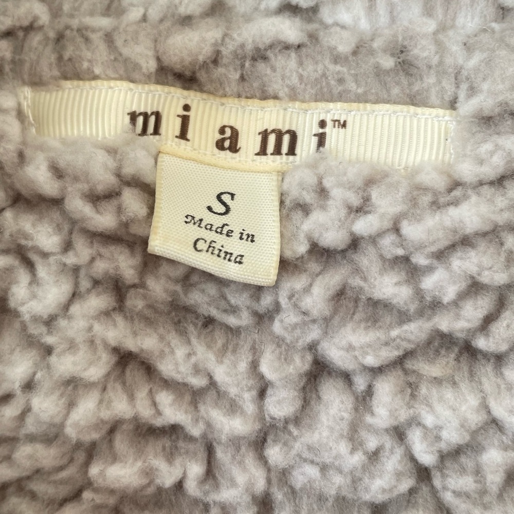 Fluffy Vest - Picture 2 of 3